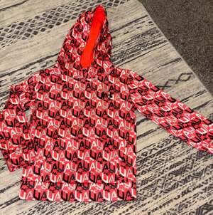 Under Armour Boys Size 5 All Over Logo Print Hoodie Red/Orange Black White